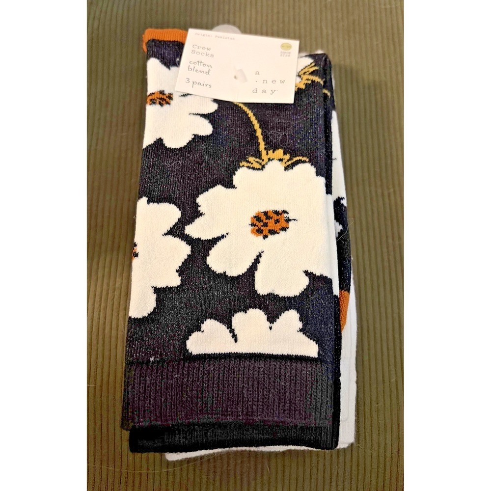 A New Day Women's 3-Pairs Cotton Blend Crew Socks w/ Large Flowers Size 4-10